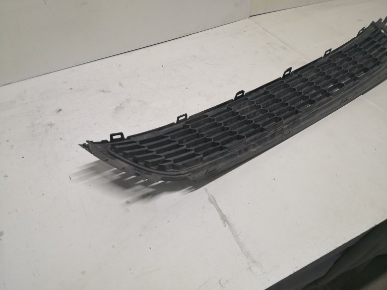 6R0853677A9B9 Решетка в бампер центральная VW Polo  VAG - detaluga.ru