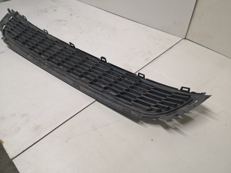 6R0853677A9B9 Решетка в бампер центральная VW Polo  VAG - detaluga.ru