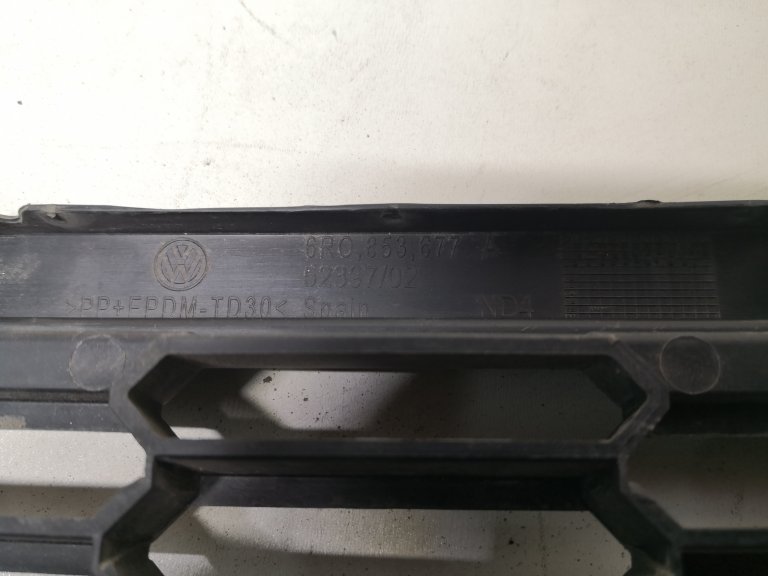 6R0853677A9B9 Решетка в бампер центральная VW Polo  VAG - detaluga.ru