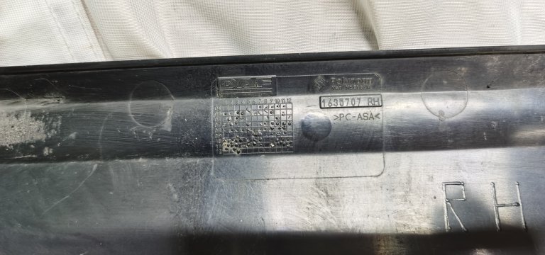 1635707 Накладка на решетку радиатора DAF XF 105 RH DAF - detaluga.ru