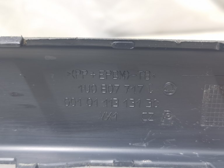 1U0807717C01C Накладка переднего бампера Skoda Octavia A4 VAG - detaluga.ru