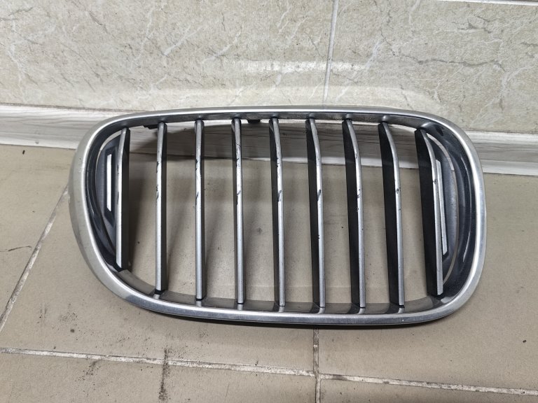 51137357012 Решетка радиатора правая BMW 7 G11 G12 BMW - detaluga.ru