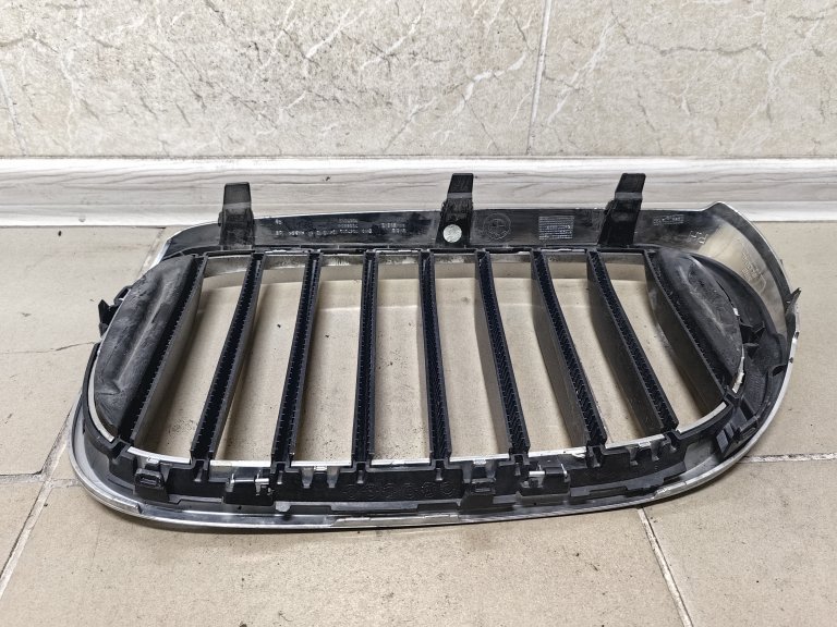 51137357012 Решетка радиатора правая BMW 7 G11 G12 BMW - detaluga.ru