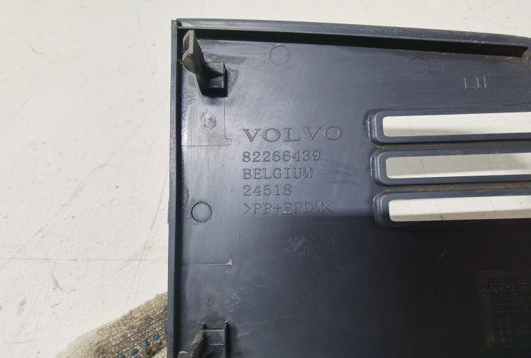 82266439 Заглушка решетки радиатора левая Volvo FH FM VOLVO - detaluga.ru