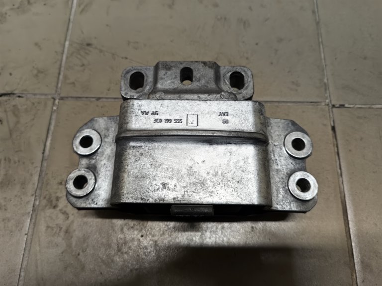 3C0199555Q Опора двигателя левая VW Passat B6 B7 VAG - detaluga.ru