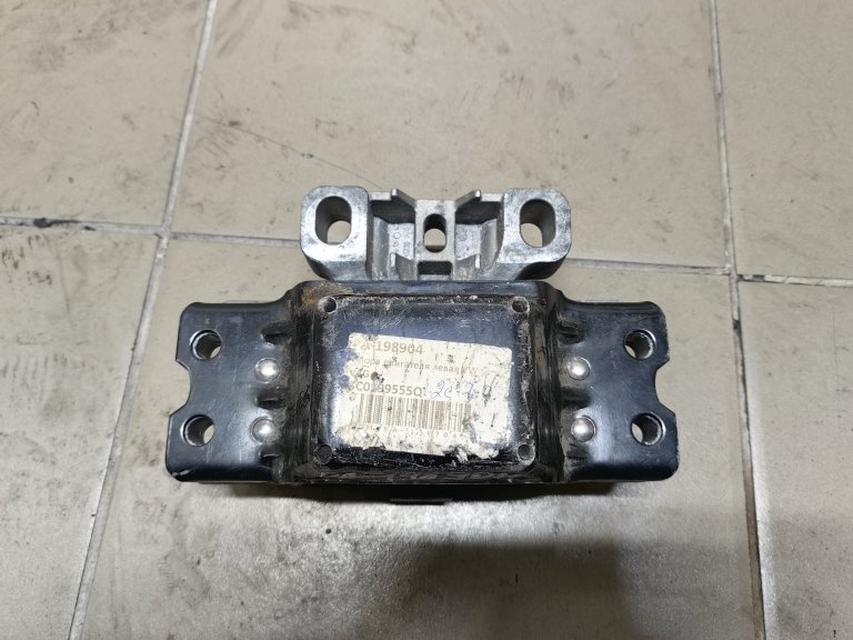3C0199555Q Опора двигателя левая VW Passat B6 B7 VAG - detaluga.ru