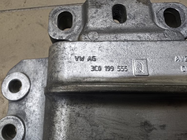 3C0199555Q Опора двигателя левая VW Passat B6 B7 VAG - detaluga.ru