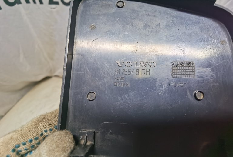 3175548 Заглушка решетки радиатора правая Volvo FH VOLVO - detaluga.ru