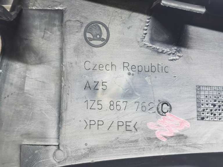 1Z5867762C47H Направляющая шторки багажника правая Skoda Octavia A5  VAG - detaluga.ru